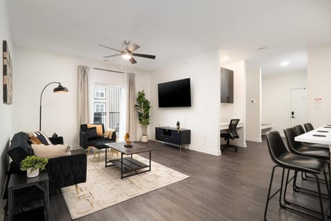 Sunrise Glow Spacious 2BR 2BA 2 King Beds Gym WFH Apartment in Indiana