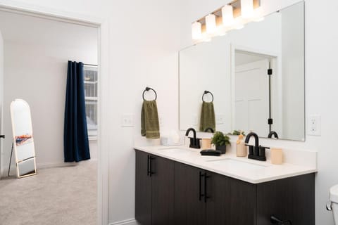 Decadent Haven Spacious 2BR 2BA 2 King Beds WFH GYM Apartment in Indiana