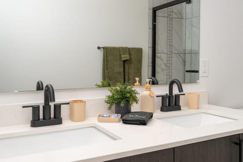 Decadent Haven Spacious 2BR 2BA 2 King Beds WFH GYM Apartment in Indiana