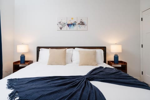 Decadent Haven Spacious 2BR 2BA 2 King Beds WFH GYM Apartment in Indiana