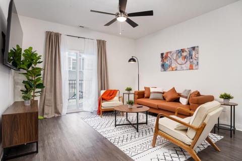 Sunrise Glow Spacious 2BR 2BA 2 King Beds Gym WFH Apartment in Indiana