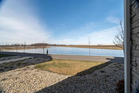 Sunrise Glow Spacious 2BR 2BA 2 King Beds Gym WFH Apartment in Indiana