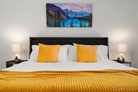 Sunrise Glow Spacious 2BR 2BA 2 King Beds Gym WFH Apartment in Indiana