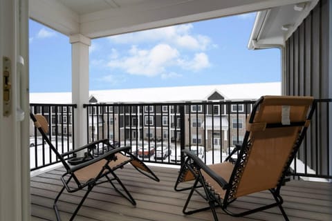 Sunrise Glow Spacious 2BR 2BA 2 King Beds Gym WFH Apartment in Indiana