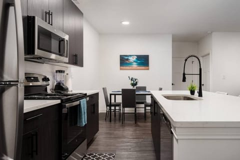 Sunrise Glow Spacious 2BR 2BA 2 King Beds Gym WFH Apartment in Indiana