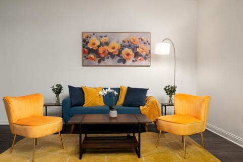 Golden Sun Spacious 1BR Pond View King Bed WFH Gym Apartment in Indiana