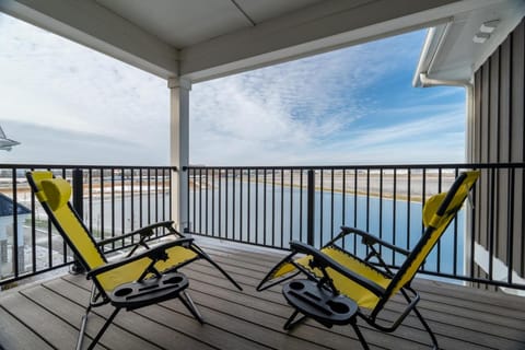 Golden Sun Spacious 1BR Pond View King Bed WFH Gym Apartment in Indiana