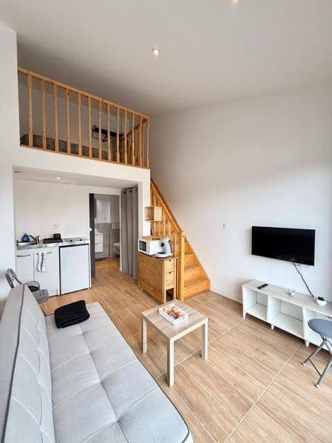 Communal lounge/ TV room, Kitchen or kitchenette, Living room