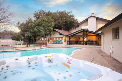 Sleeps 16 Private Pool Sport Court Hot Tub Arcade House in San Antonio