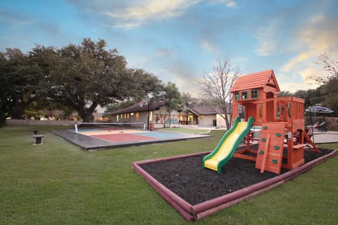 Sleeps 16 Private Pool Sport Court Hot Tub Arcade House in San Antonio