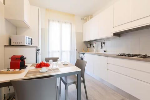 Coffee/tea facilities, Kitchen or kitchenette, Dining area, dishwasher, stove