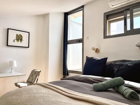 Bed, Photo of the whole room, Seating area, towels, air conditioner