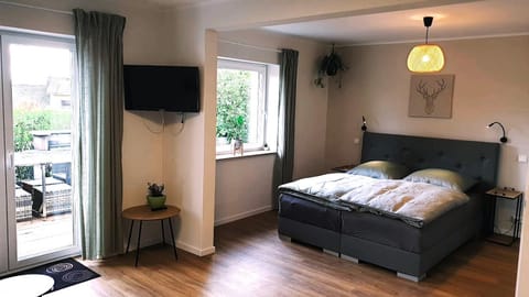 Bed, TV and multimedia, Living room, Photo of the whole room, Bedroom