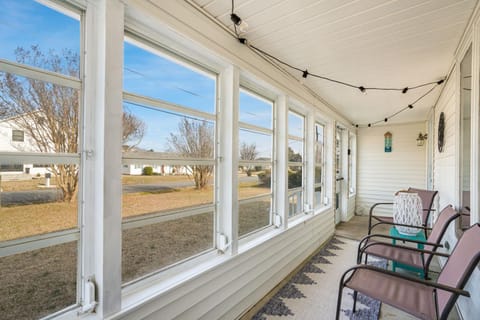 Star of the Sea - Renovated home located in town & pet friendly! House in Chincoteague Island