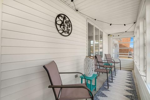 Star of the Sea - Renovated home located in town & pet friendly! House in Chincoteague Island