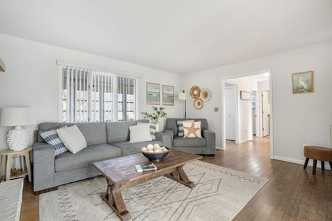 Star of the Sea - Renovated home located in town & pet friendly! House in Chincoteague Island