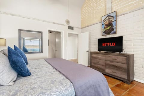 Serenity Point on Canyon Lake-Lakefront-Pool-Fire Pit-Pool Table House in Canyon Lake