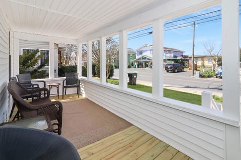 Stella del Mare - Charming home with relaxing porch! House in Chincoteague Island