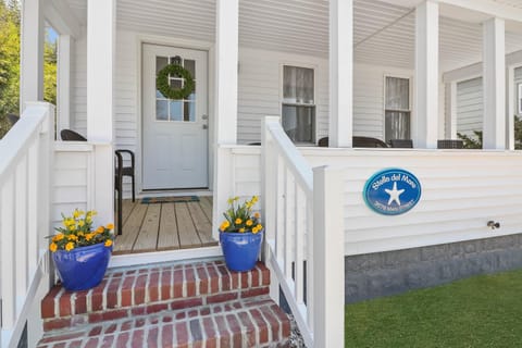 Stella del Mare - Charming home with relaxing porch! House in Chincoteague Island
