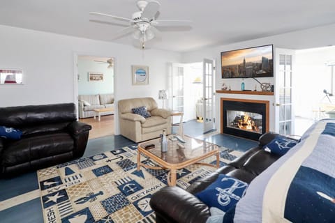 Sun Rayes - Pet friendly, waterfront with boat dock! House in Chincoteague Island