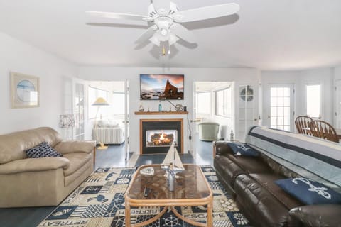 Sun Rayes - Pet friendly, waterfront with boat dock! House in Chincoteague Island