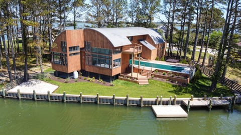 Sunrise Shore - Waterfront with private pool & hot tub! House in Chincoteague Island