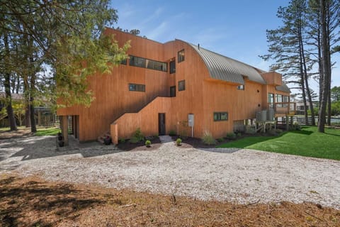 Sunrise Shore - Waterfront with private pool & hot tub! House in Chincoteague Island