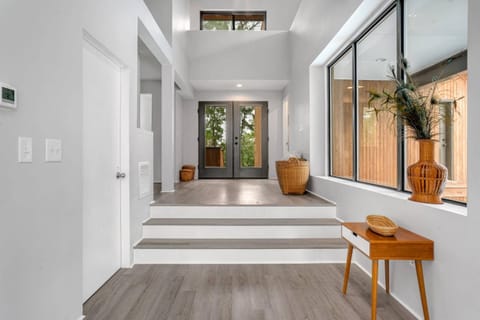 Sunrise Shore - Waterfront with private pool & hot tub! House in Chincoteague Island