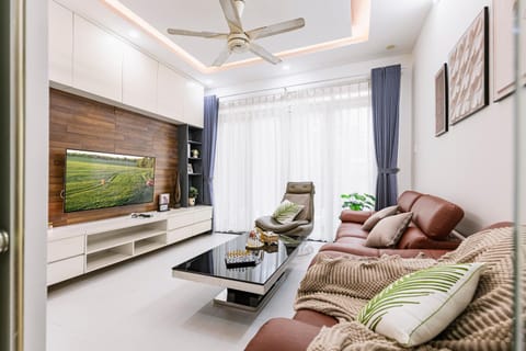 Communal lounge/ TV room, TV and multimedia, Balcony/Terrace, Living room, Seating area, air conditioner