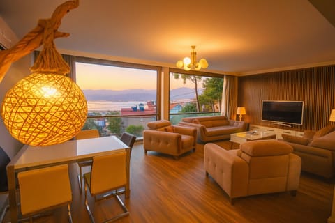 Communal lounge/ TV room, Natural landscape, TV and multimedia, Living room, Seating area, Dining area, Evening entertainment