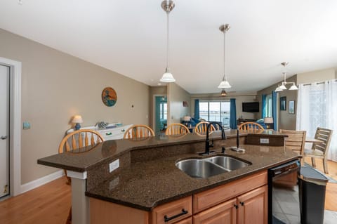 Sunset Bay Villa 221 - Waterfront, Pool, Gym! House in Chincoteague Island