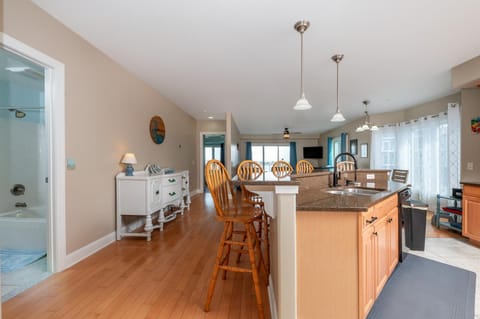 Sunset Bay Villa 221 - Waterfront, Pool, Gym! House in Chincoteague Island