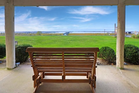 Sunset Dreams - Pet friendly, Waterfront, & shared dock! House in Chincoteague Island