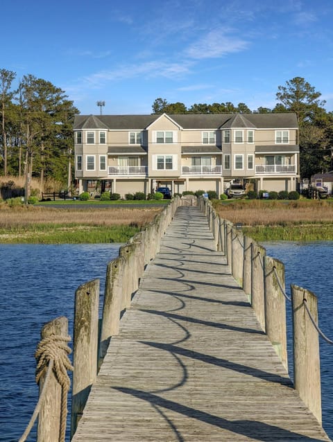 Sunset Dreams - Pet friendly, Waterfront, & shared dock! House in Chincoteague Island