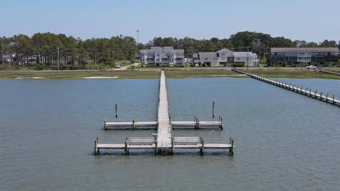 Sunset Dreams - Pet friendly, Waterfront, & shared dock! House in Chincoteague Island