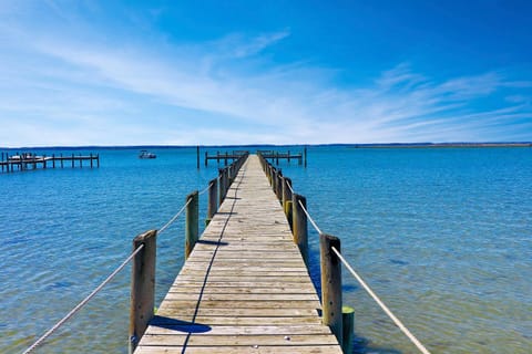 Sunset Dreams - Pet friendly, Waterfront, & shared dock! House in Chincoteague Island