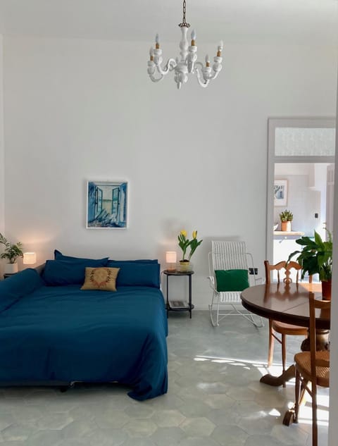 Bed, Living room, Photo of the whole room, Seating area, Bedroom