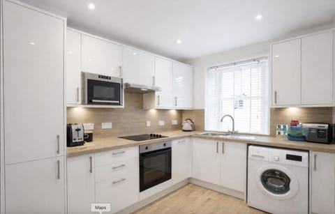 Coffee/tea facilities, Kitchen or kitchenette, dishwasher, oven, stove, toaster, washing machine