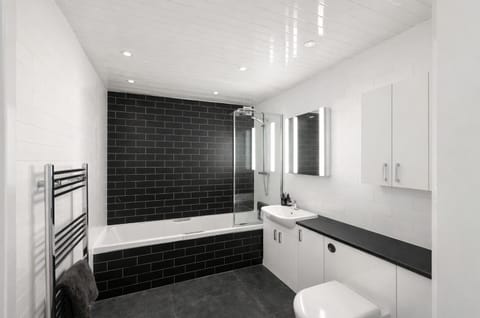 Shower, Toilet, Bathroom, Bath, towels