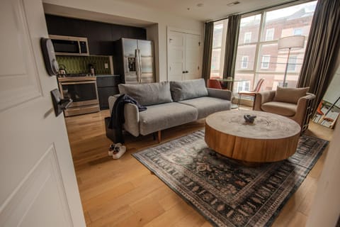 TV and multimedia, Kitchen or kitchenette, Living room, Seating area
