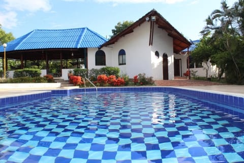 Day, Swimming pool