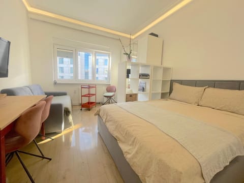 Bed, TV and multimedia, Bedroom, wardrobe
