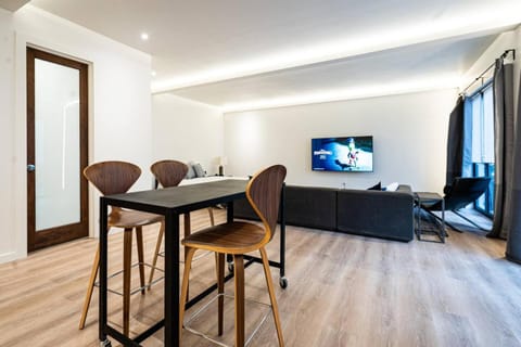 Large Modern Loft in Central Location Apartment in Kirkland