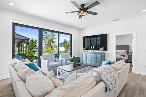 Waterfront Paradise Palms  House in Indian Rocks Beach