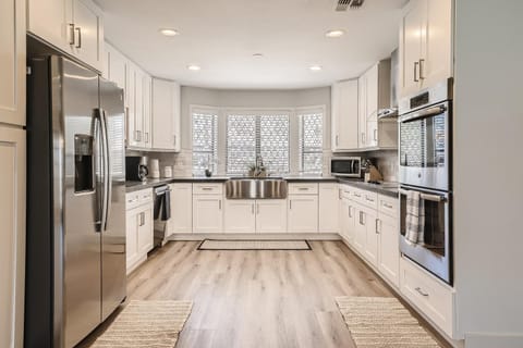 Coffee/tea facilities, microwave, oven, kitchen
