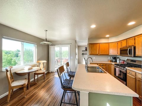 Trailside Getaway - mins to Ft Carson & Airport House in Fort Carson