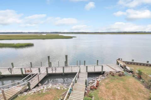 The Haven - Waterfront with private dock! House in Chincoteague Island