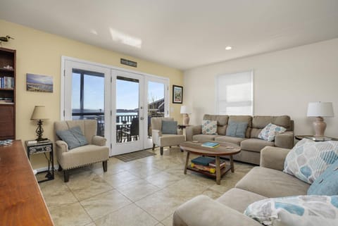 The Haven - Waterfront with private dock! House in Chincoteague Island