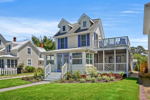 Touch of Grey- Waterfront, Pet Friendly House in Chincoteague Island