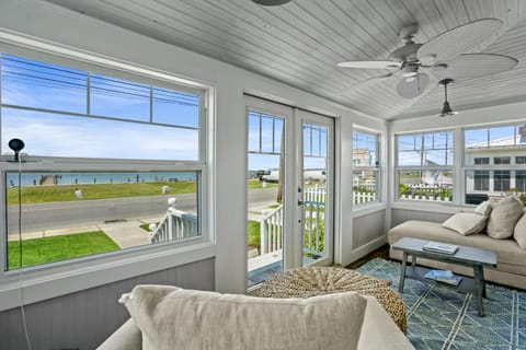 Touch of Grey- Waterfront, Pet Friendly House in Chincoteague Island